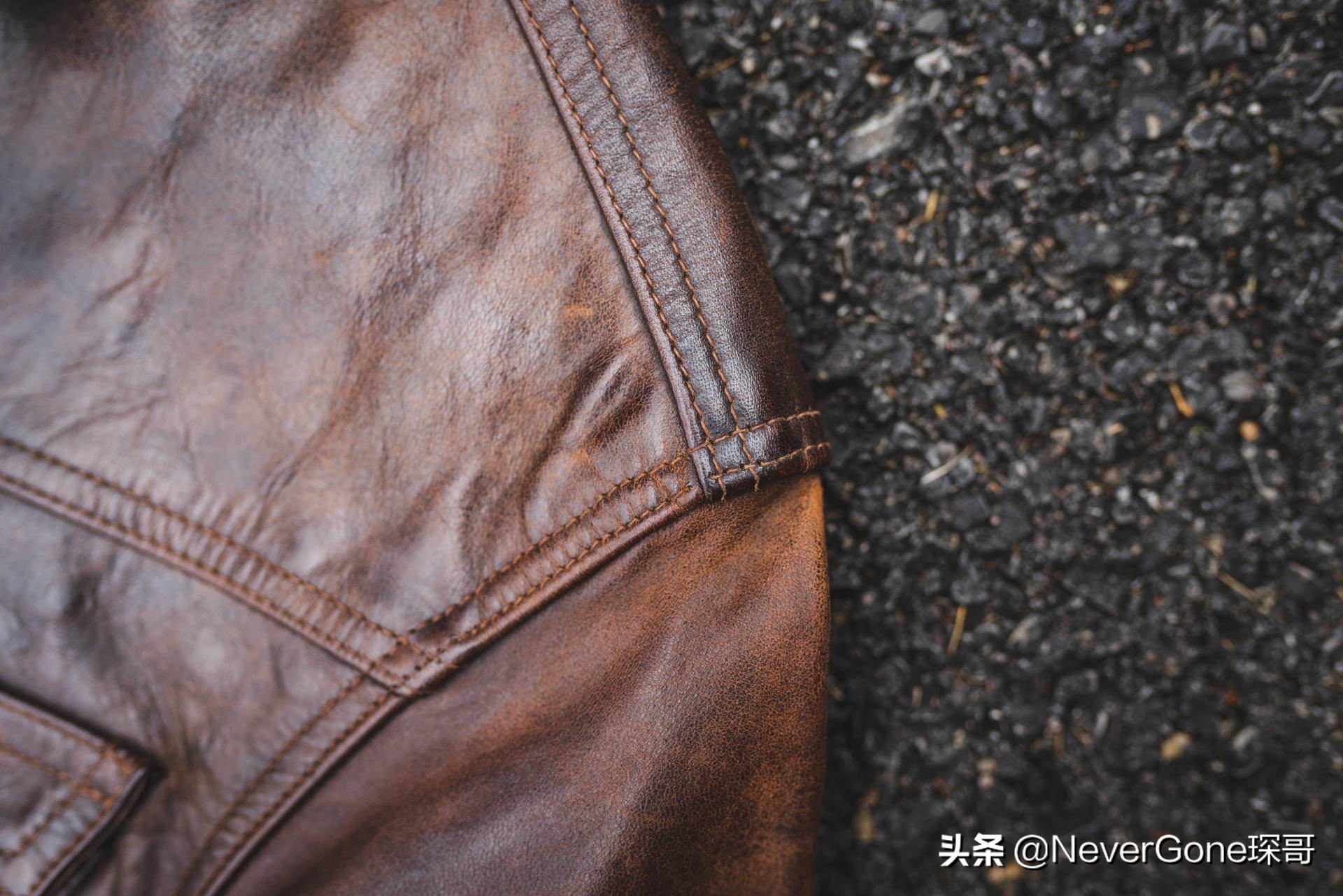 一件灰衬衫,一件美特斯邦威衬衫