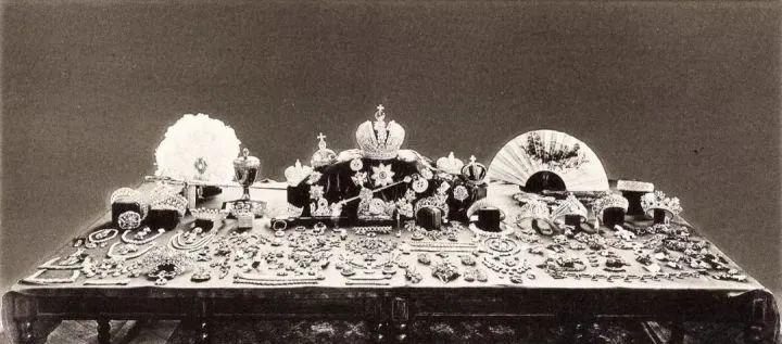 为什么英国总是把蓝宝石作为婚戒,王室贵族是如何挑选结婚戒指的