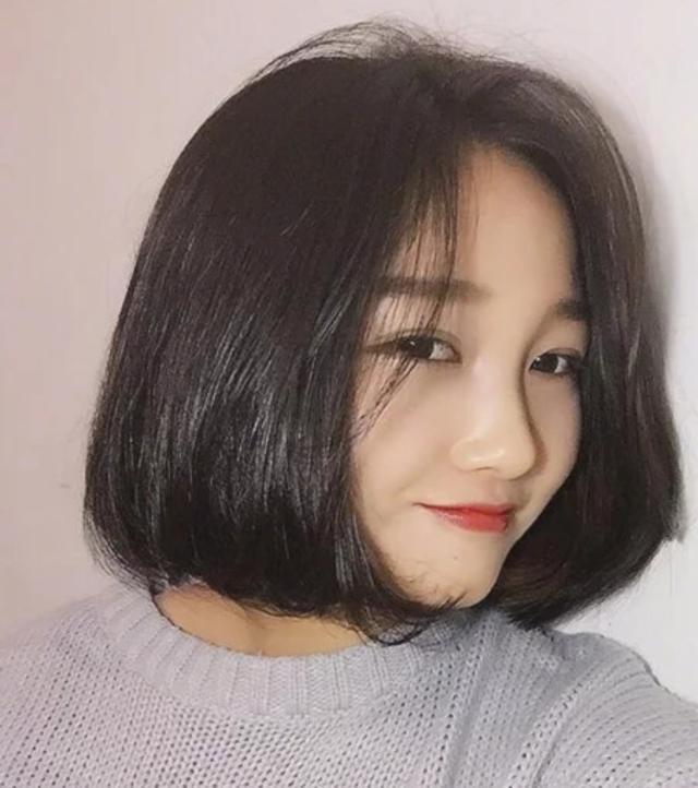 适合圆脸女生的有空气刘海的发型,八字刘海圆脸女生烫什么发型好看