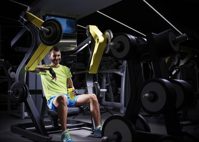 胸肌外沿弱可以着重练么,胸肌外沿不一样大怎么办