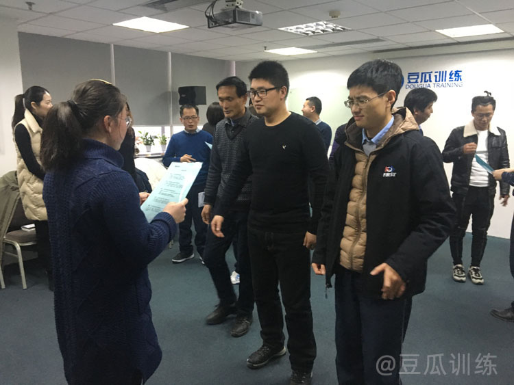 我们应该怎样正确与人交流和沟通,怎样提高与人交流和沟通能力