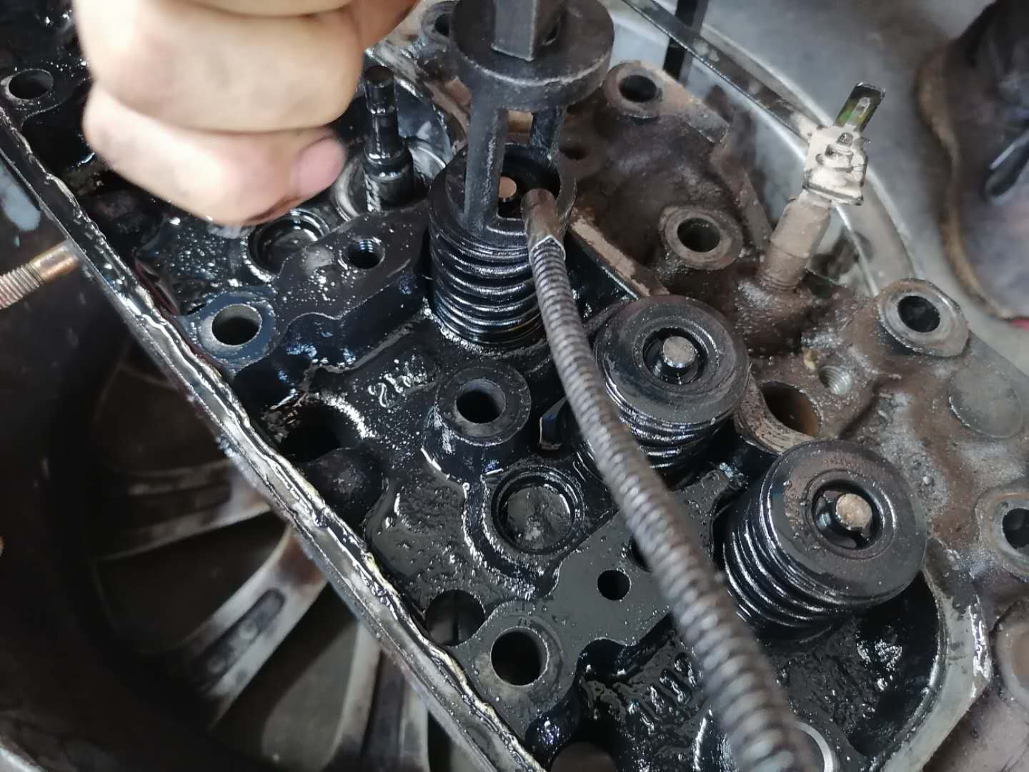 才跑4万公里货车烧机油怎么回事,发动机烧机油活塞发黑