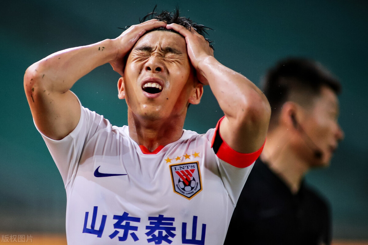 中超裁判4分钟2次判罚,中超业余裁判