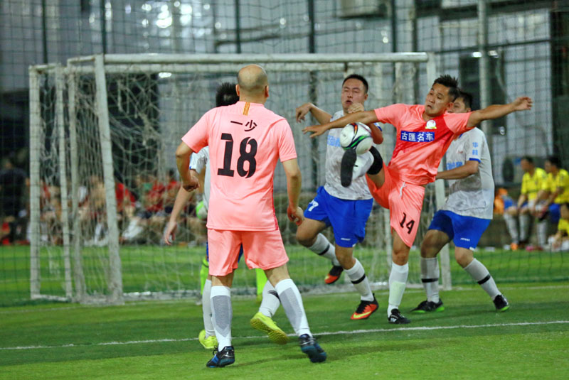 以球会老乡——2019年南宁桂平商会青创协会足球比赛鸣哨开波