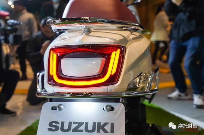 铃木新复古踏板saluto几个颜色,铃木1万左右新款踏板