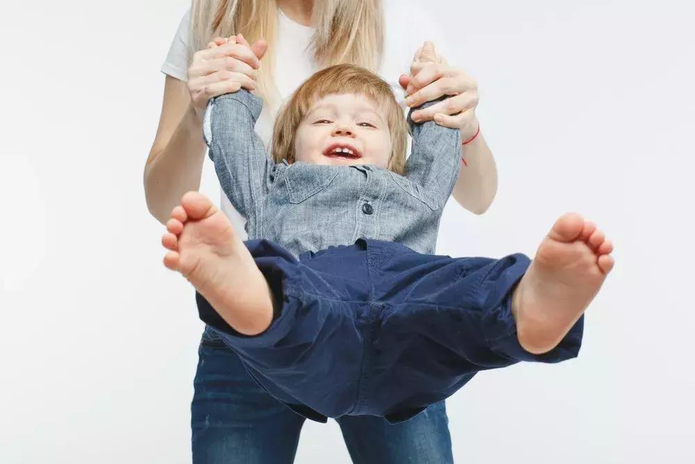 摇晃哄睡宝宝真的会引起脑瘫吗,月子里宝宝剧烈摇晃会导致脑瘫吗