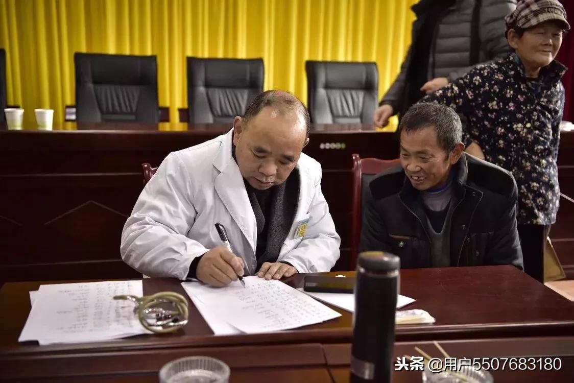 市中医院扶贫送健康义诊暖人心,市卫健委健康扶贫义诊送药
