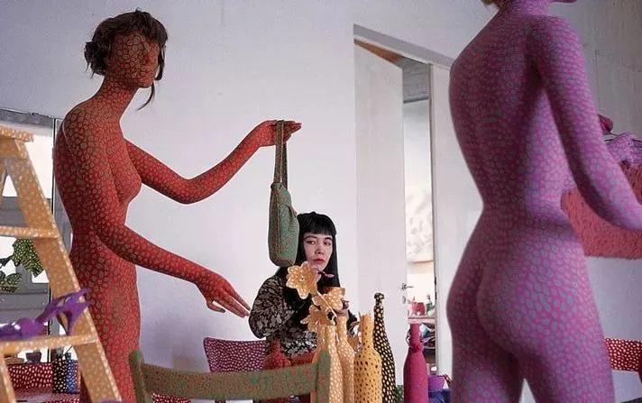 90岁女艺术家，身价几十亿，独居精神病院43年：艺术一半是情色，一半是幻想