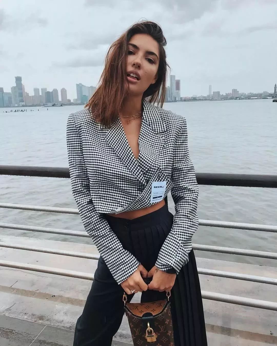 西装外套又长又宽怎么穿,西装外套怎么选越短越时髦