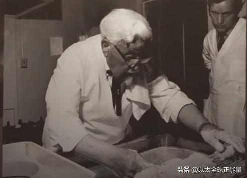 有八块腹肌的肯德基爷爷,肯德基老爷爷亲自做炸鸡