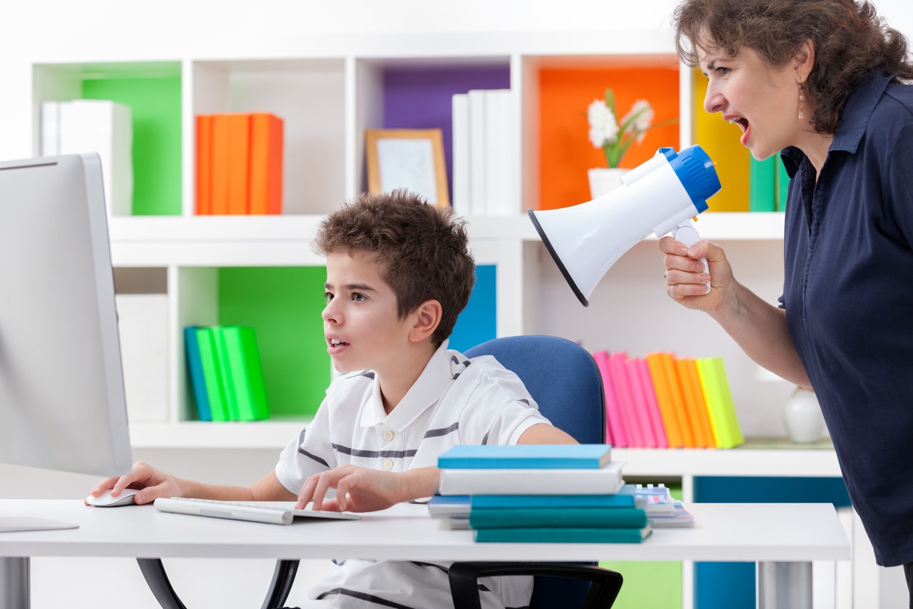 孩子上课爱讲小话怎么跟老师沟通,孩子上课爱接老师话茬怎么办