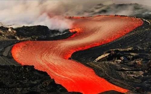 不小心掉进岩浆怎么办？仅有一种方法自救，这名士兵就曾死里逃生