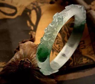翡翠手镯基本知识大全,翡翠手镯的鉴赏方法和技巧
