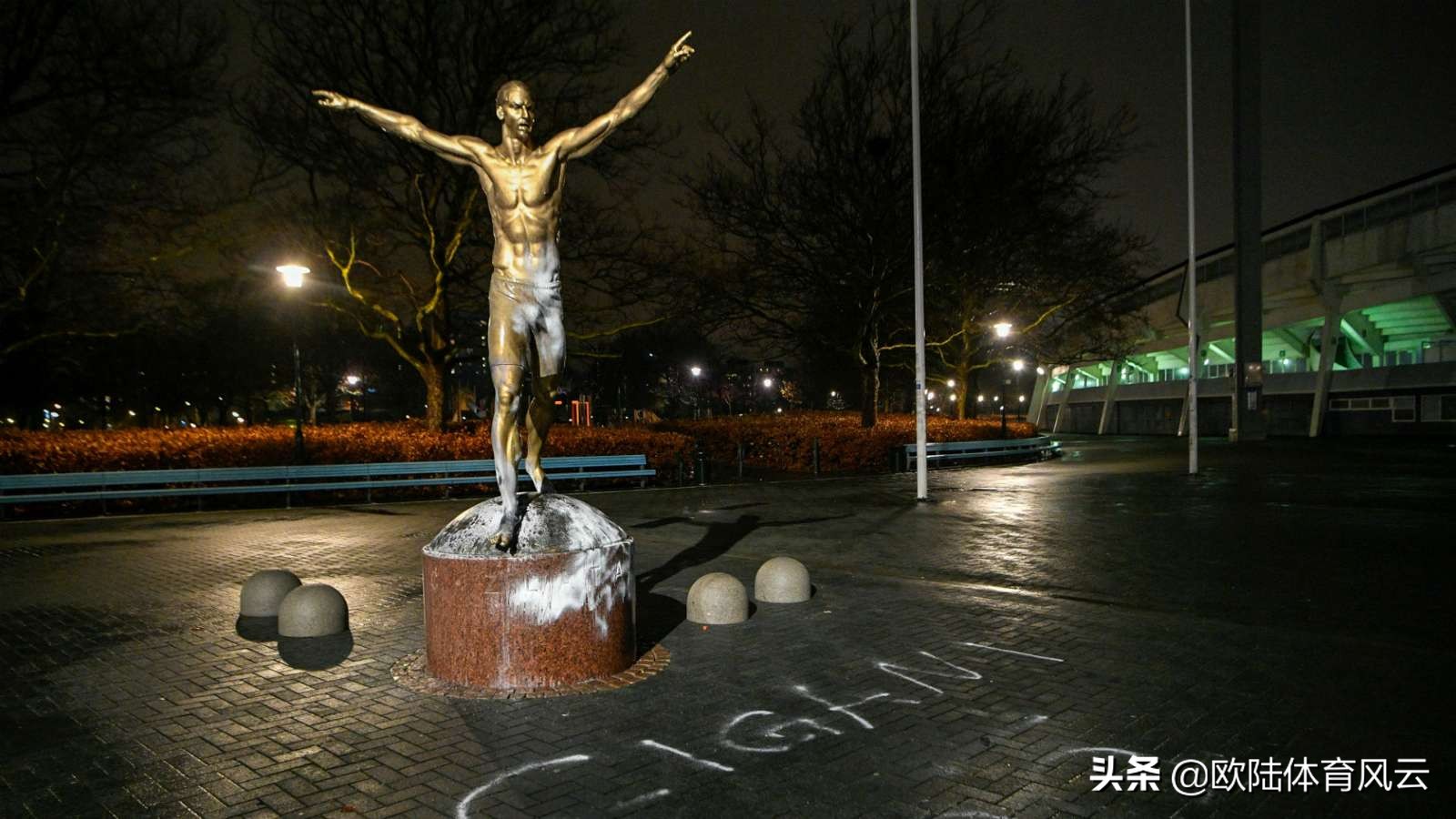 这次玩大了!伊布收购哈马比50%股份,马尔默球迷愤怒破坏其雕像