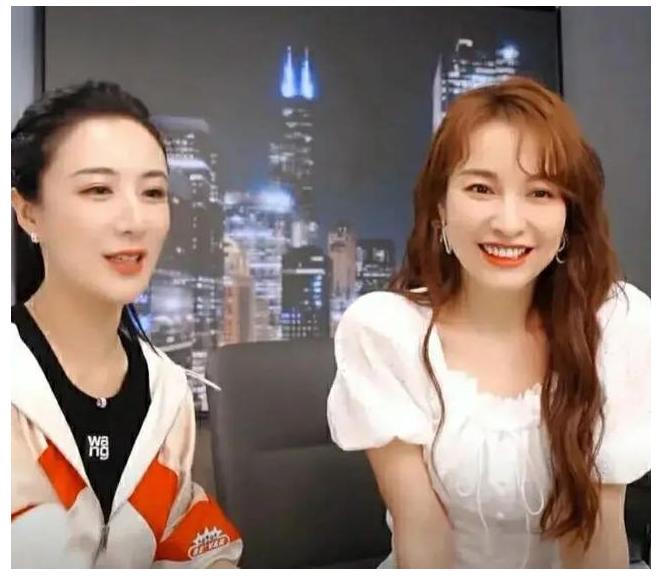 主持人吴昕最新直播,吴昕现在还在做主持人吗