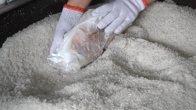 山东美女靠一锅盐发家,3年开8家店,月入至少30万,全城独一份