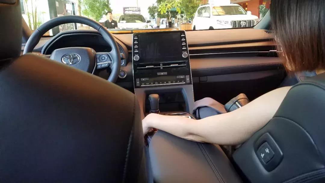 丰田亚洲龙4s店现车,丰田亚洲龙第一视角4s店