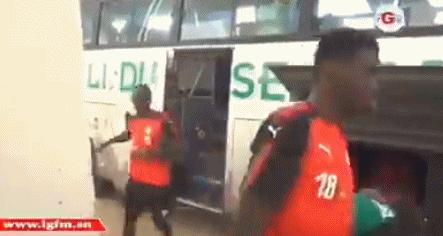 马内重伤后在更衣室痛哭:我怕他们把我送回非洲