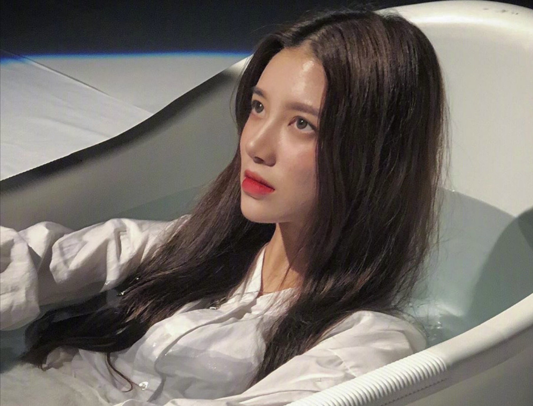 用凉水洗头对头发有危害吗,夏天用冷水洗头发还是热水洗头