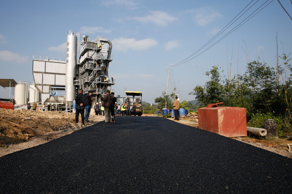 车轮胎被锁的正确处理方法,汽车轮胎上有小铁片怎么办