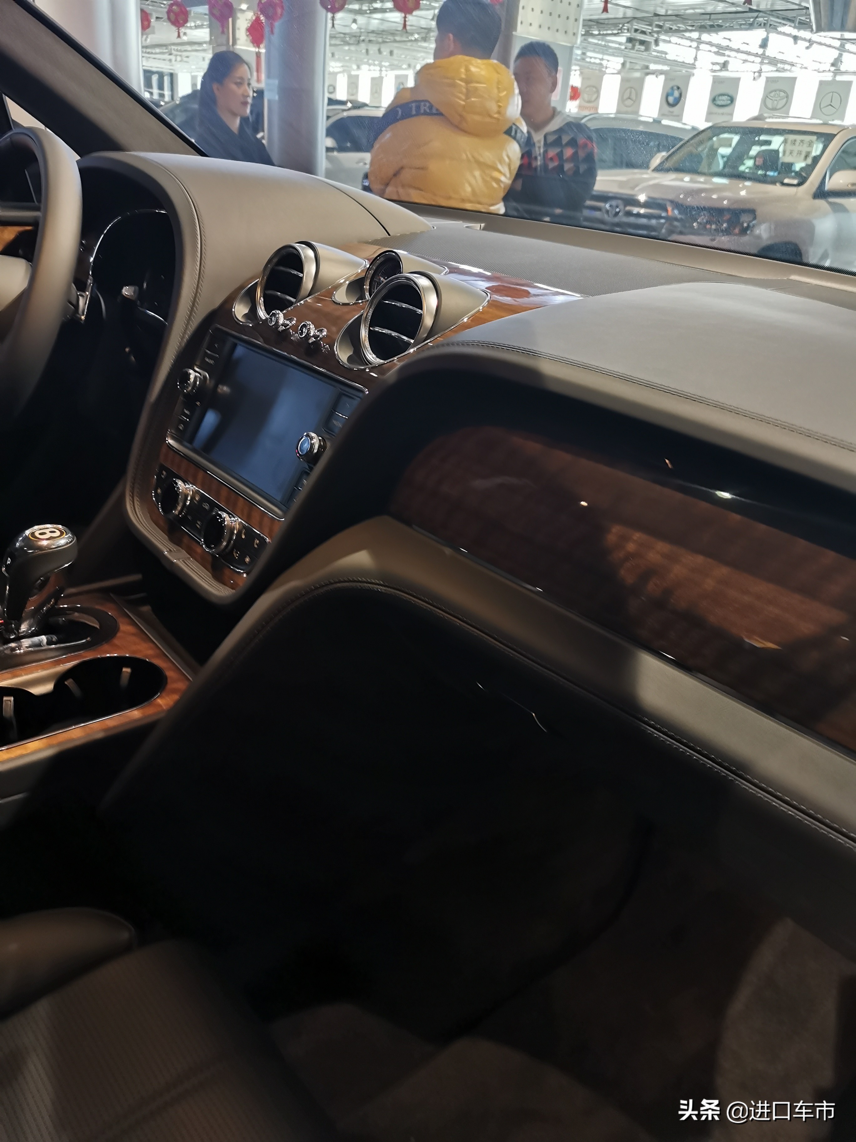 2021款宾利添越顶尖豪华suv的宝座,宾利添越suv落地价多少