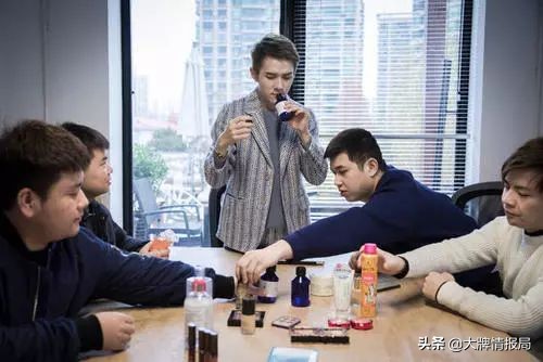 一秒钟赚228万！揭秘李佳琦成功背后伤痛：9年无休患严重支气管炎