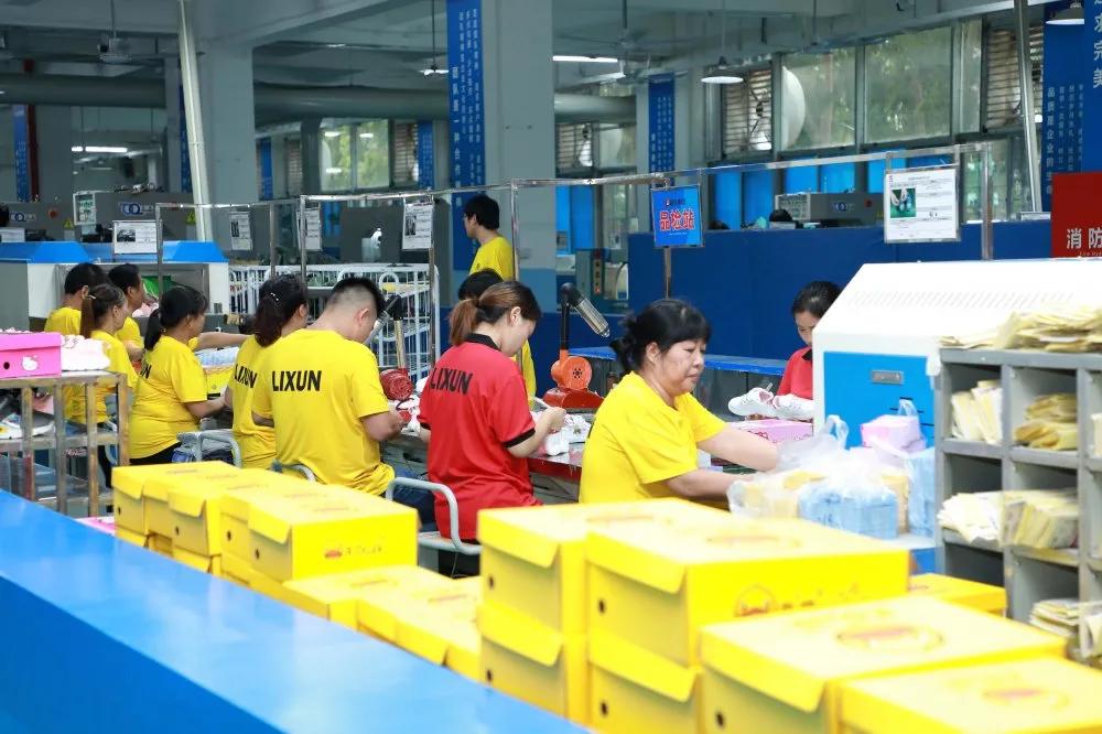 中央电视台CCTV-2正点财经走进利讯集团,对话黄火明先生