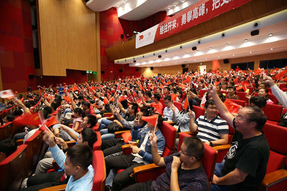 大学观看国庆70周年阅兵仪式,全国高校师生收看国庆阅兵