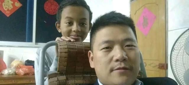 11年前，农村奶奶收留了一个黑人小孩巴比，如今怎么样了