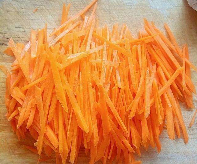 胡萝卜丝蒸着吃做法,蒸胡萝卜丝凉水上锅还是开水上锅