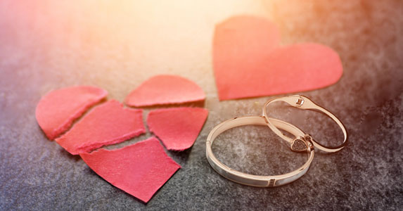 故事：他天天偷翻妻子手机生怕婚姻出事，只因豪车豪宅全是妻子给的