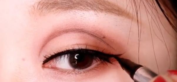 get美妆小技巧,教你打造气质深邃大眼妆