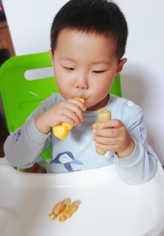 小孩过年吃的糖果,宝宝过年的时候糖吃太多了