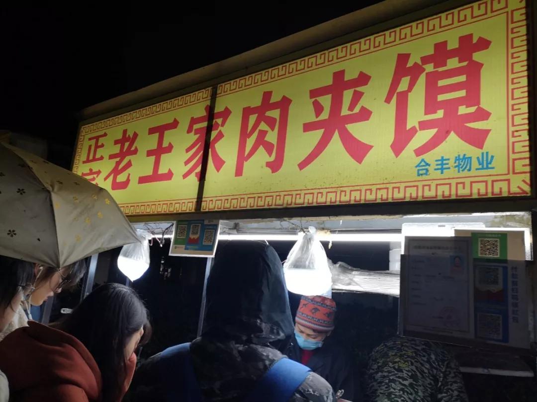 合肥安农大美食一条街是哪个门,合肥人气最旺的小吃街夜吃