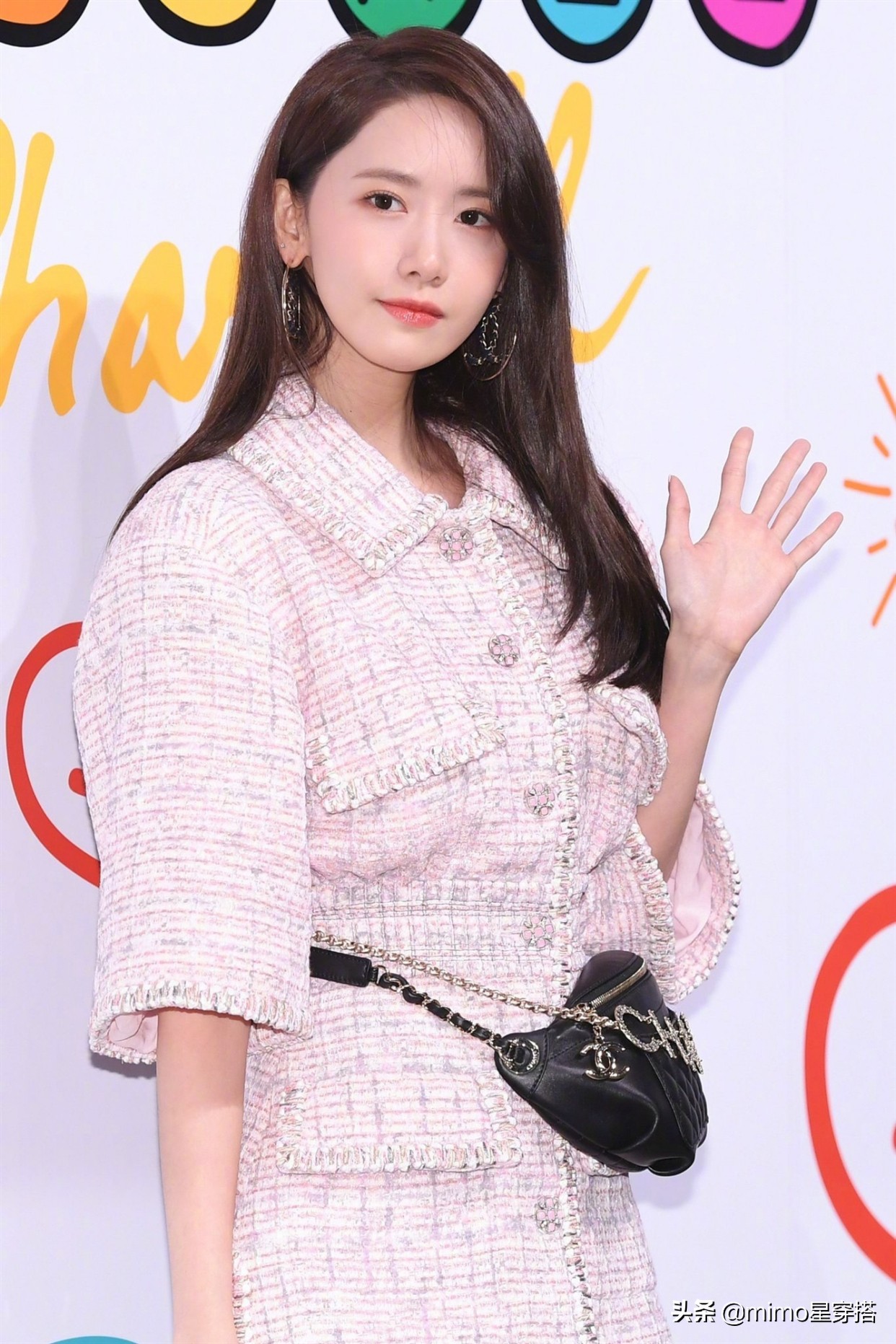 林允儿羊羔毛外套短裙,林允儿身穿上万毛衣