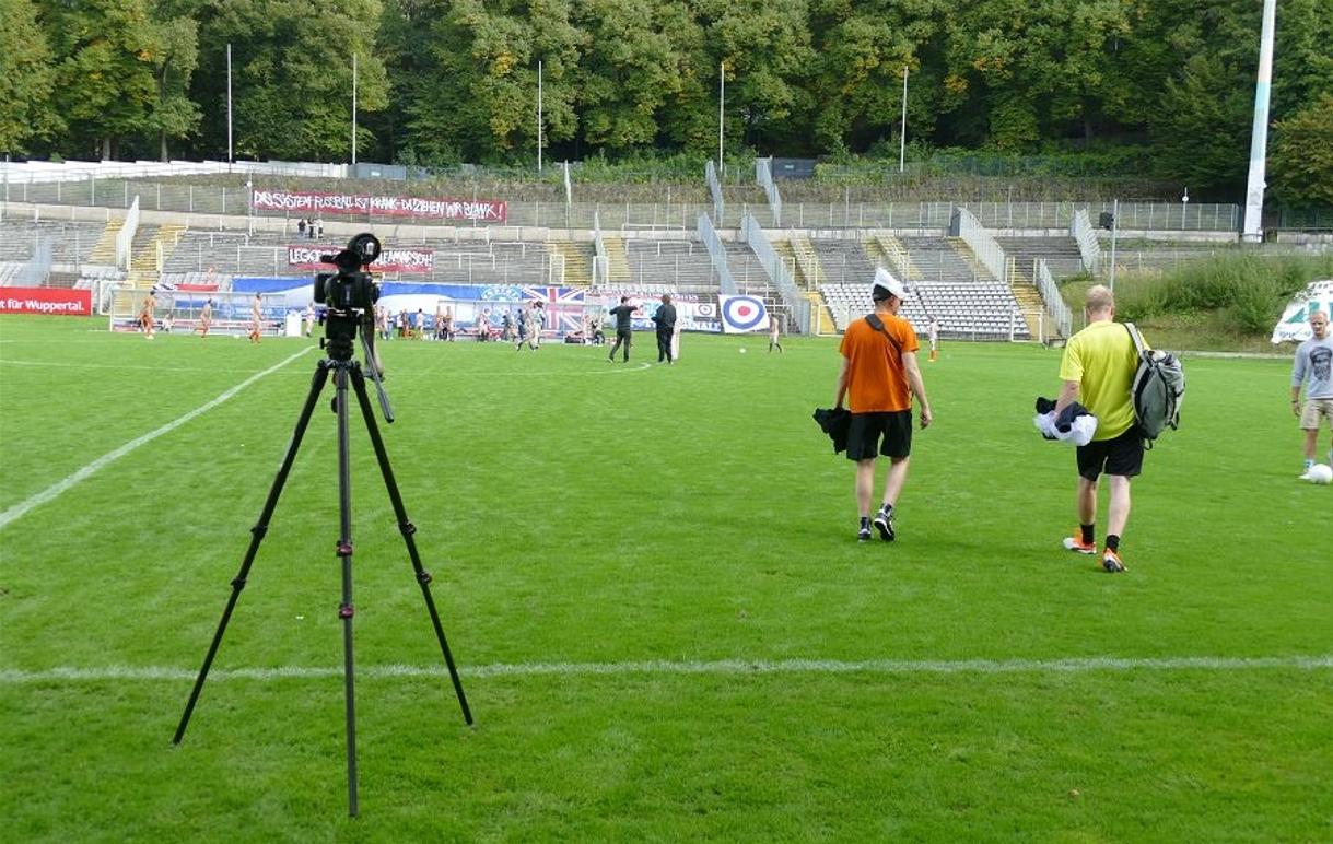 德国11名男女赤着全身参加足球比赛，组织者称“这是艺术展示”