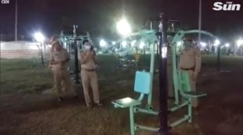 印健身器材深夜自己运动，警察称涂太多润滑油，网友：印度神油？