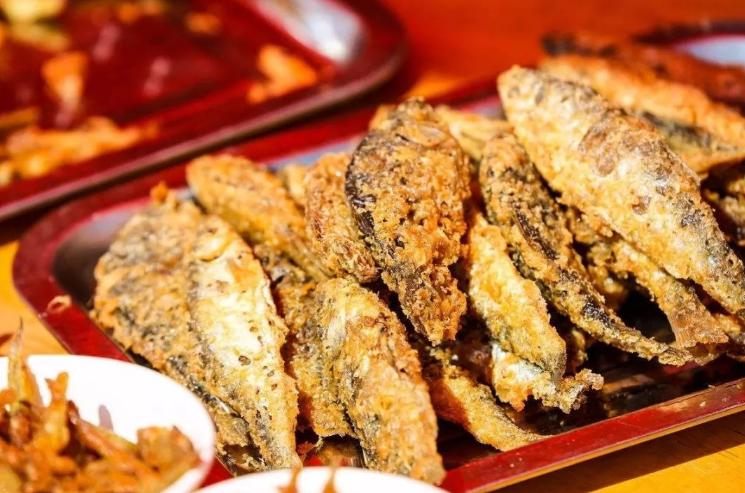 炸小鱼，用面粉还是淀粉？多数错在这一步，难怪不酥脆，还容易皮