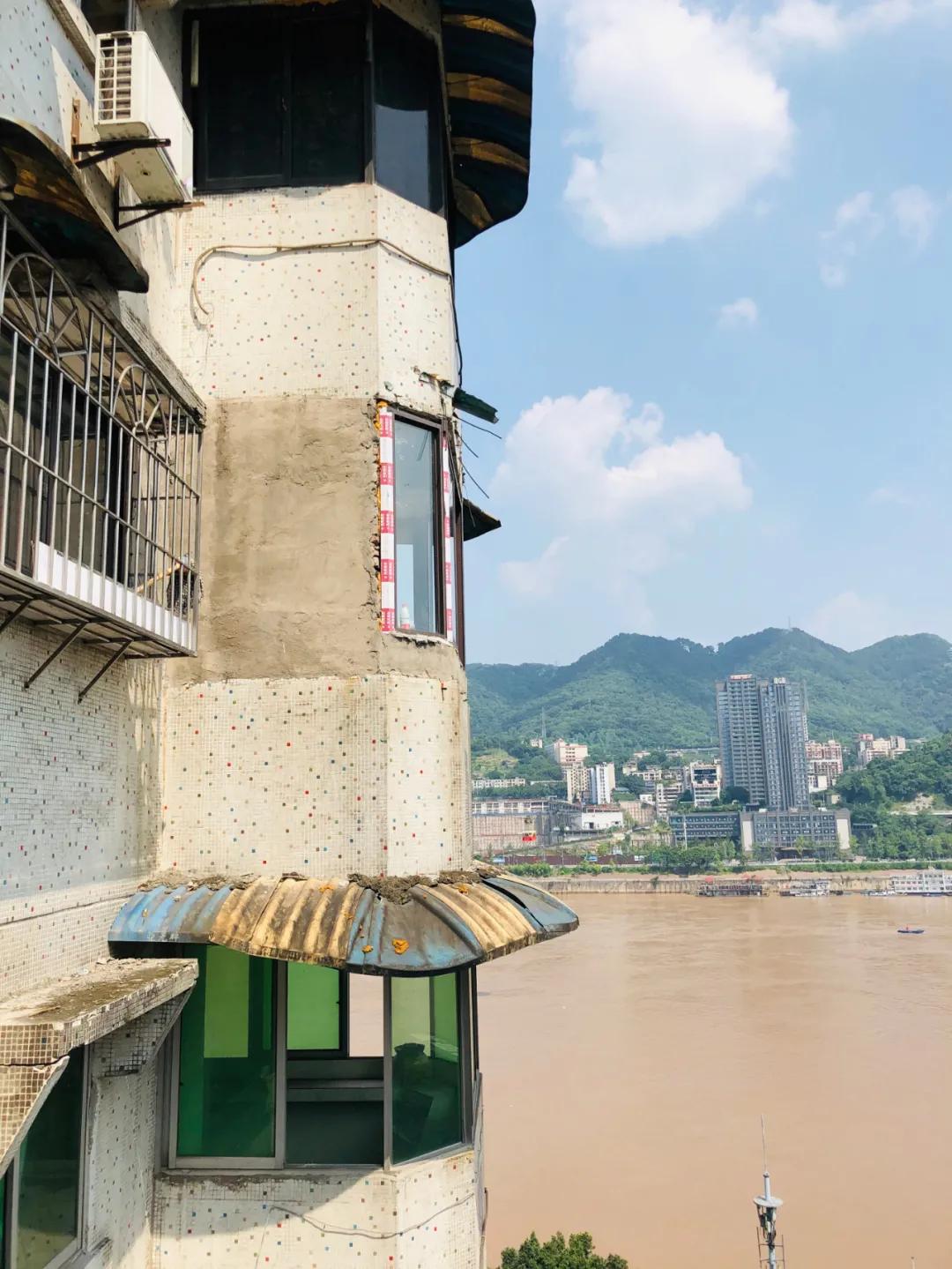 重庆这个24层没有电梯的高楼！直逼40℃的天气仍然有人前来打卡