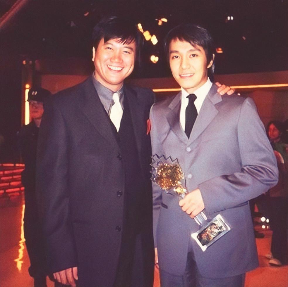 排场这么大、敢抢寿星名导的风头？拒绝与周星驰和解的他有何底气