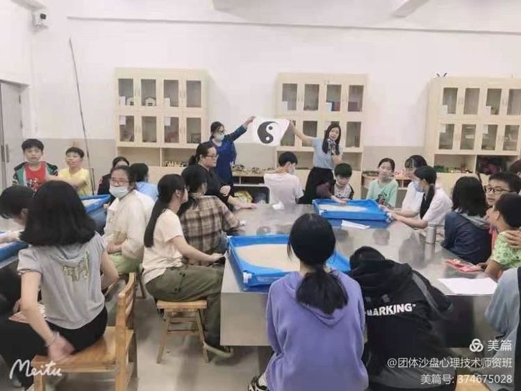 中社联“心社联动送安心”公益行——体验式团体沙盘心理辅导活动走进武汉关小学