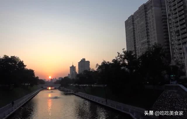 西安大叔在城墙边卖“糯米团”，一天限量300碗，连老外都抢着买