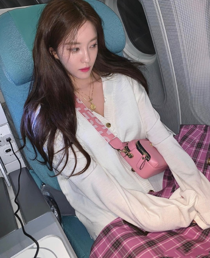 朴孝敏极简穿搭质感十足,朴孝敏最新穿搭