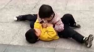孩子在学校里打架还撒谎,孩子在幼儿园打架老师装作不知道