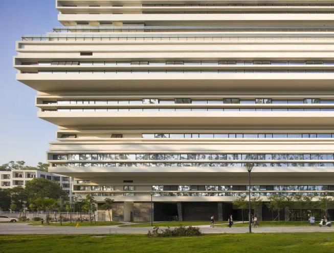 竖向堆叠的医疗之环：汕头大学新医学院