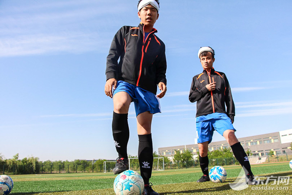 踢球、跑马、摄影样样都行探秘沪上盲人兄弟俩20岁的灿烂年华