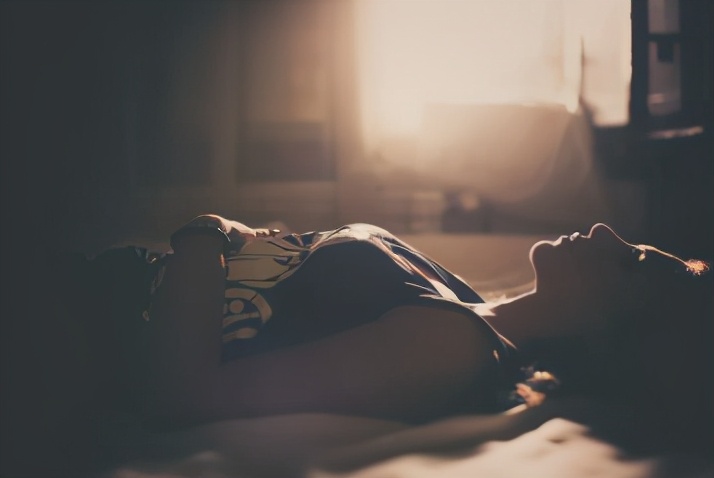 23岁姑娘乳腺癌与不良生活习惯,45岁女性作息规律查出乳腺癌