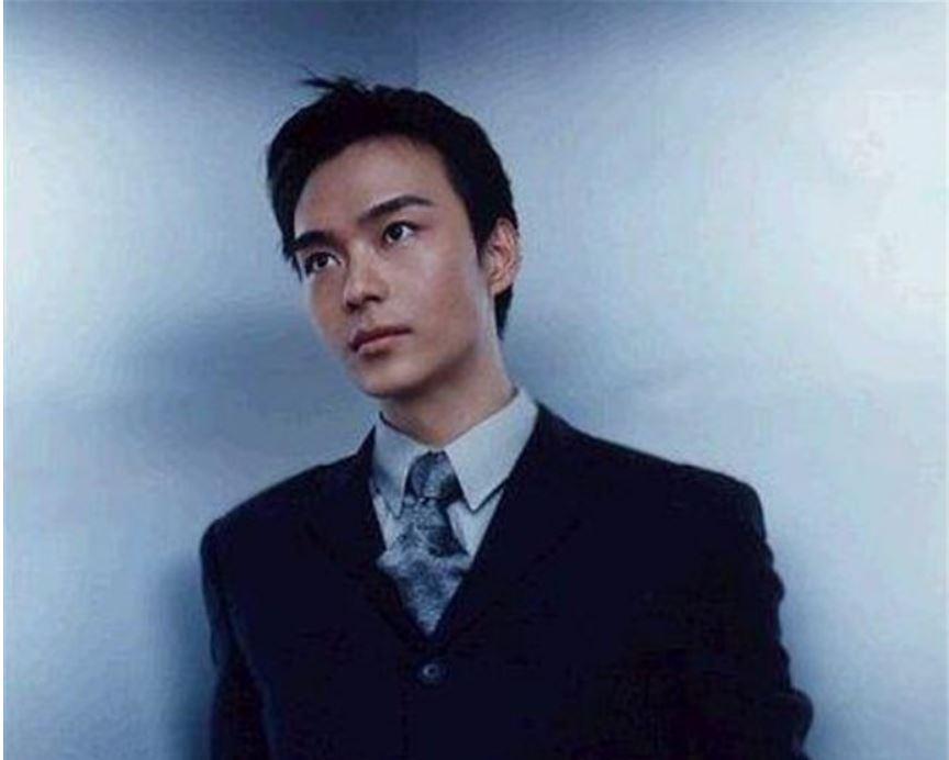 从“美少年”到“蜡像人”，他经历了什么，那场意外该怪谁呢？