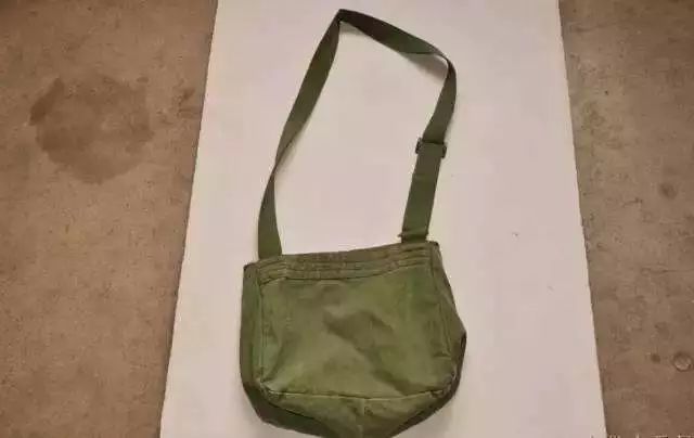 广西梧州1997年身份证,身份证是1999年的照片