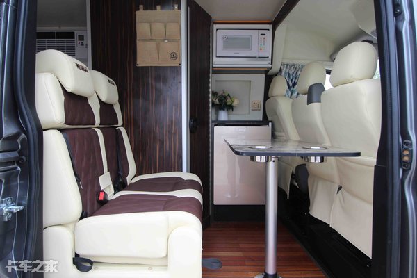 小两口开拖挂房车自驾游视频,成都小两口房车自驾游